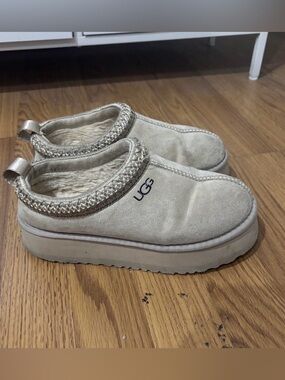 Lightly worn slippers